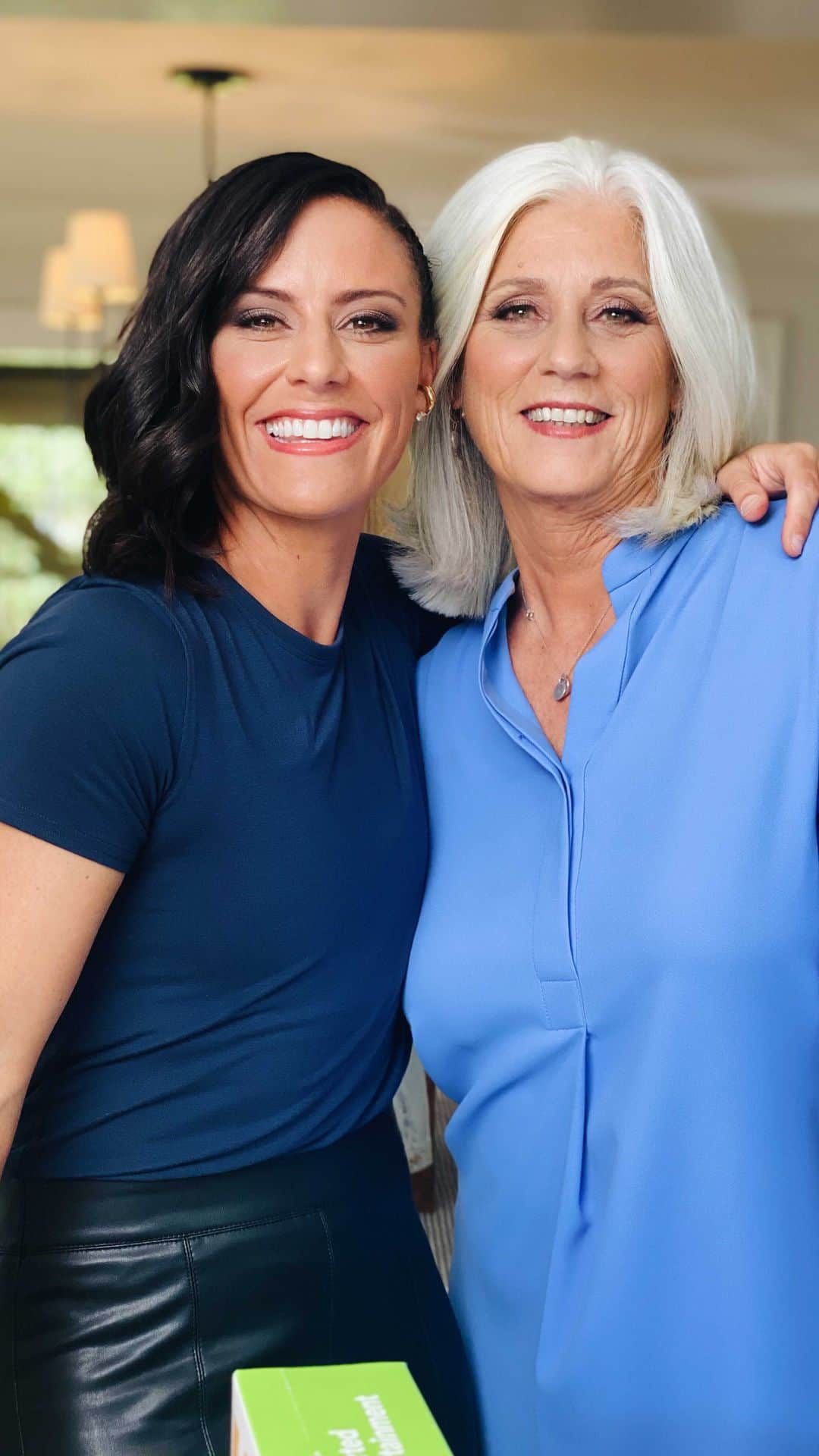 アリ・クリーガーのインスタグラム：「I still can’t believe I’m a mom...Sloane Phillips, we will support you and love you always — just like my mom has done and continues to do for me. @playerstribune @1800flowers #1800FlowersPartner #NoLimitsOnLove」