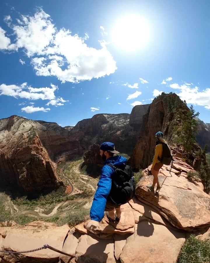 Travis Burkeのインスタグラム：「Yesterday’s incredible hike!    We had to plan a month in advance to get the shuttle pass since cars aren’t allowed at the trailhead this time of year, so we really lucked out with perfect weather conditions this time!   This has always been one of my favorite day hikes in a National Park, have you done it or would you like to?  Friendly reminder 🤓: This is one of the more dangerous National Park hikes, and while these chains are installed throughout the the trail for assistance, it’s imperative to wear proper shoes, be cautious, and know your limits. Safe adventuring!  @gypsealaysea @gopro @hippytree @undercanvasofficial #utah #hippytree #undercanvas #gopro」