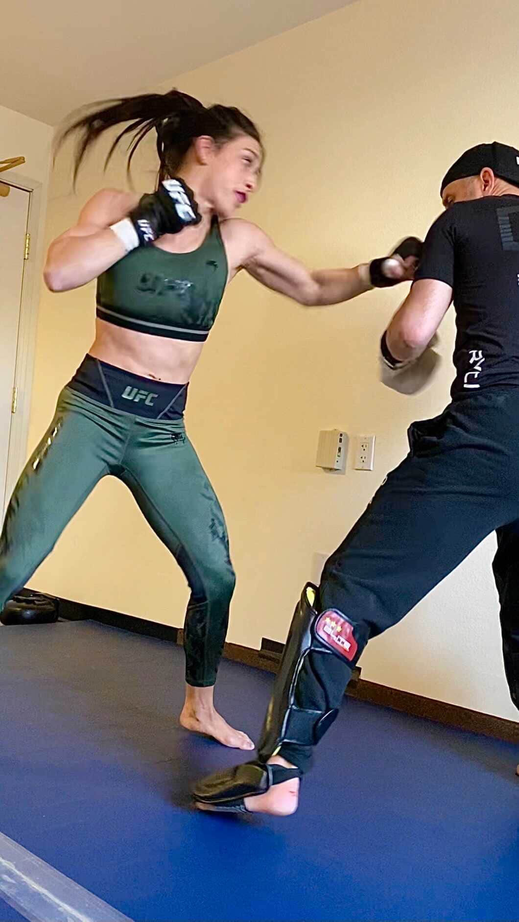 マッケンジー・ダーンのインスタグラム：「Easy flow with Coach @parilloboxing during fight week!  • • Um solto com o Coach @parilloboxing durante a semana da luta!」