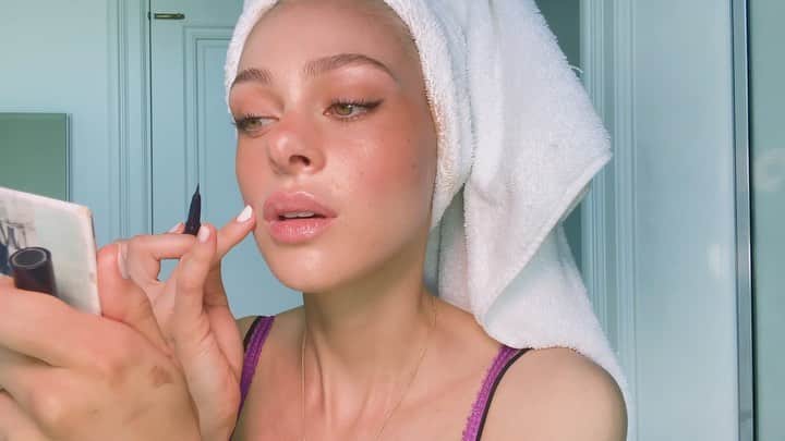 ニコラ・ペルツのインスタグラム：「thank you @voguemagazine @sergiokletnoy @pay_gz and @gabriellereich 🦋 i had so much fun talking about beauty tips with you 🪄🧴🫐🥝🦷🌟」