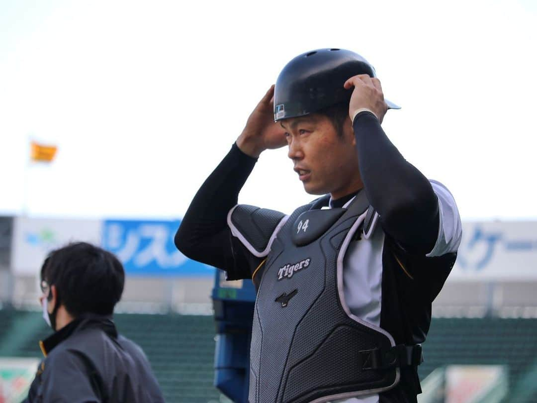 阪神タイガースさんのインスタグラム写真 - (阪神タイガースInstagram)「今日から甲子園球場でヤクルトとの3連戦！ 試合前練習の様子です‼︎  #糸原健斗 選手#北條史也 選手#近本光司 選手#原口文仁 選手#ジェフリーマルテ 選手 #阪神タイガース #挑超頂」4月16日 16時28分 - hanshintigers_official