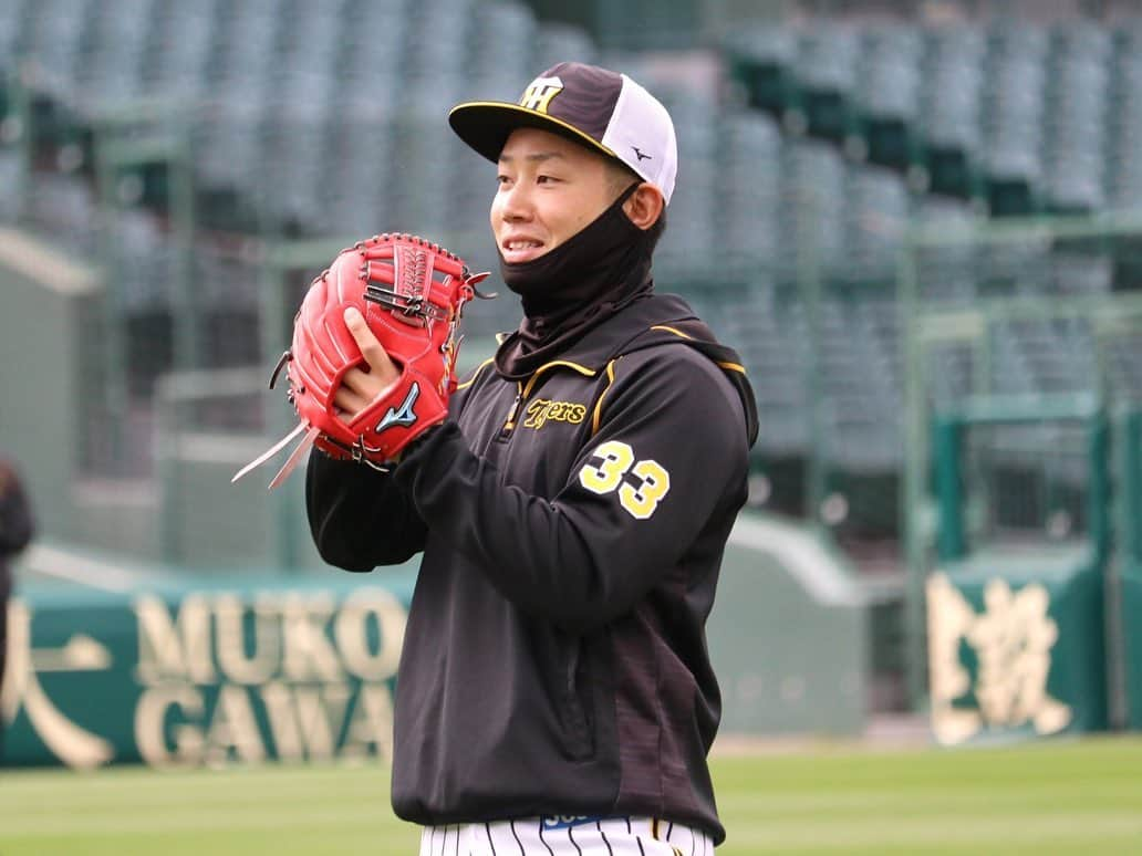 阪神タイガースさんのインスタグラム写真 - (阪神タイガースInstagram)「今日から甲子園球場でヤクルトとの3連戦！ 試合前練習の様子です‼︎  #糸原健斗 選手#北條史也 選手#近本光司 選手#原口文仁 選手#ジェフリーマルテ 選手 #阪神タイガース #挑超頂」4月16日 16時28分 - hanshintigers_official