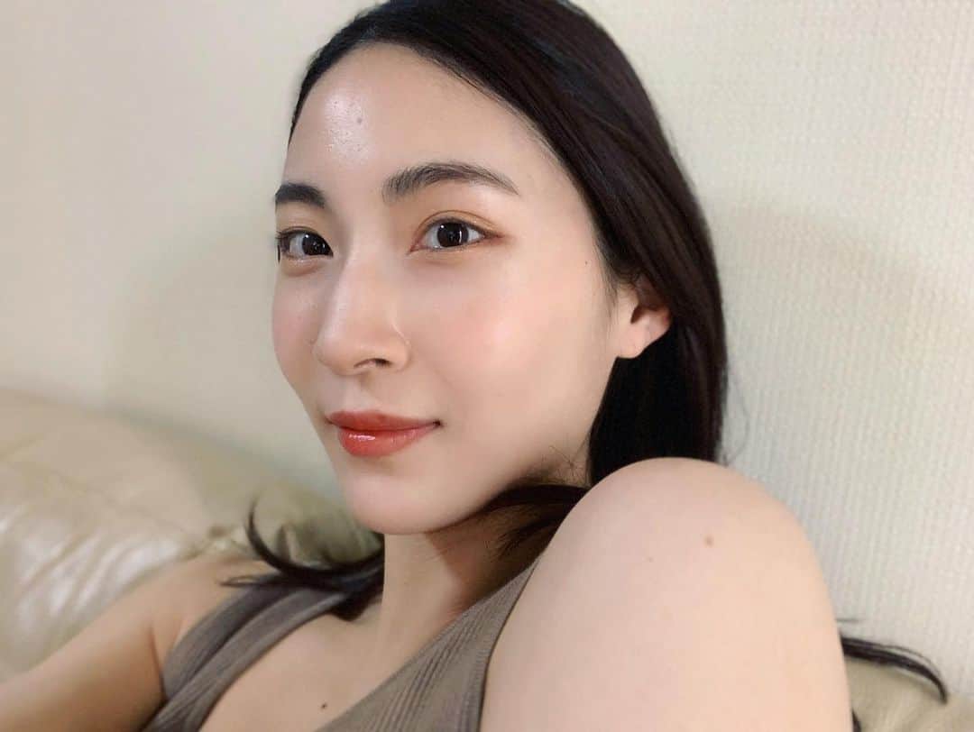 護あさなさんのインスタグラム写真 - (護あさなInstagram)「. 今日は艶肌仕上げなメイク。  👀アイメイクに使用してるクリームアイシャドウが絶妙で優秀なオレンジブラウンなので、これ一個でアイメイク完成するんですよ😍 薄く目の上下につけて、濃くしたいところに重ね付けすれば自然なグラデーションに。  💄リップはベッタリ塗るより、少し載せて指でぼかして、中央だけまた少し重ねてます。 春夏っぽいくすみのないカラーで、ティントでは無いんだけど落ち方が綺麗なのでマスク時もいい感じです。 指についたのチークにしちゃってます。  ✨化粧水の後にオイルでマッサージ&蓋をしておくことで、潤い感が増します。 匂いも好き。  🌱 アイブロウ ・エレガンス アイブロウ マスカラ WN51  アイメイク ・エレガンス フルエクステンションマスカラ BK10 ・エレガンス クルーズアイカラー フローデュウ BR02  リップ ・アルビオン エクシア リップトリートメント 4-D ルージュ OR200  肌仕込み ・アルビオン エクシア AL シークレット フォーミュラ フォト ブライトニング オイル 🌱  #アルビオン #エレガンス #albion #elegance #エクシア #excia #春メイク #つや肌 #イエベ秋 #イエベ #イエローベース #イエベメイク #イエベオータム」4月16日 14時54分 - mamoruasana0504