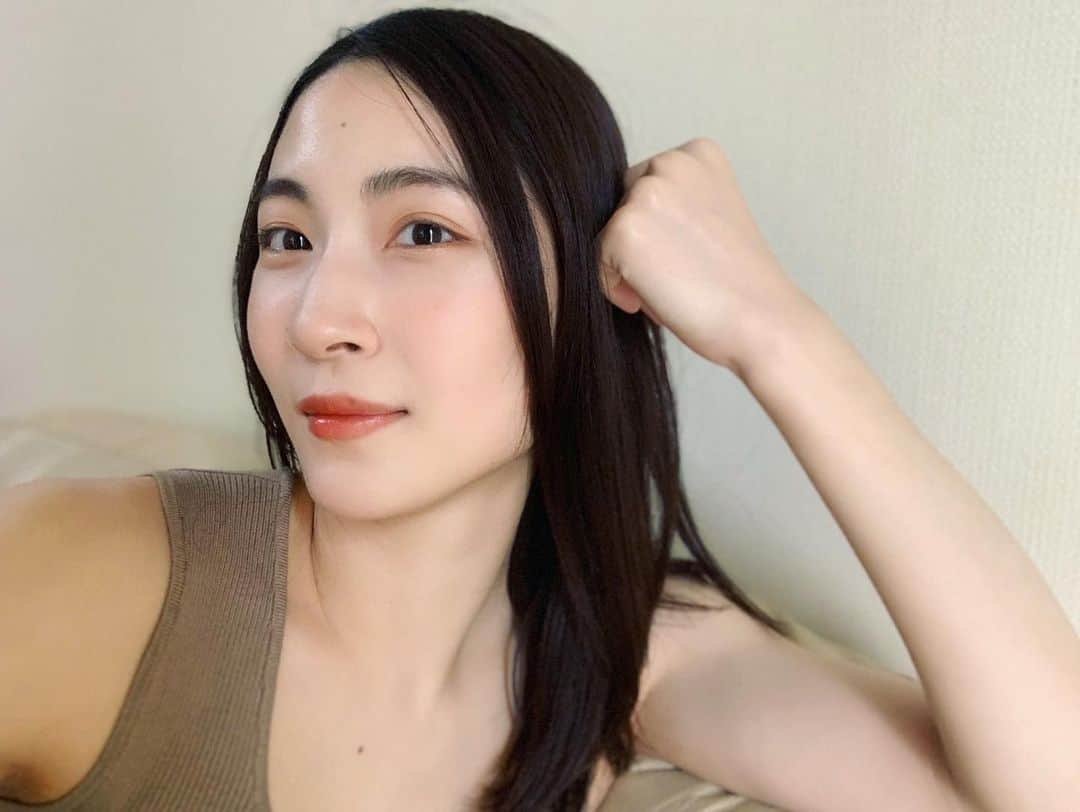 護あさなさんのインスタグラム写真 - (護あさなInstagram)「. 今日は艶肌仕上げなメイク。  👀アイメイクに使用してるクリームアイシャドウが絶妙で優秀なオレンジブラウンなので、これ一個でアイメイク完成するんですよ😍 薄く目の上下につけて、濃くしたいところに重ね付けすれば自然なグラデーションに。  💄リップはベッタリ塗るより、少し載せて指でぼかして、中央だけまた少し重ねてます。 春夏っぽいくすみのないカラーで、ティントでは無いんだけど落ち方が綺麗なのでマスク時もいい感じです。 指についたのチークにしちゃってます。  ✨化粧水の後にオイルでマッサージ&蓋をしておくことで、潤い感が増します。 匂いも好き。  🌱 アイブロウ ・エレガンス アイブロウ マスカラ WN51  アイメイク ・エレガンス フルエクステンションマスカラ BK10 ・エレガンス クルーズアイカラー フローデュウ BR02  リップ ・アルビオン エクシア リップトリートメント 4-D ルージュ OR200  肌仕込み ・アルビオン エクシア AL シークレット フォーミュラ フォト ブライトニング オイル 🌱  #アルビオン #エレガンス #albion #elegance #エクシア #excia #春メイク #つや肌 #イエベ秋 #イエベ #イエローベース #イエベメイク #イエベオータム」4月16日 14時54分 - mamoruasana0504
