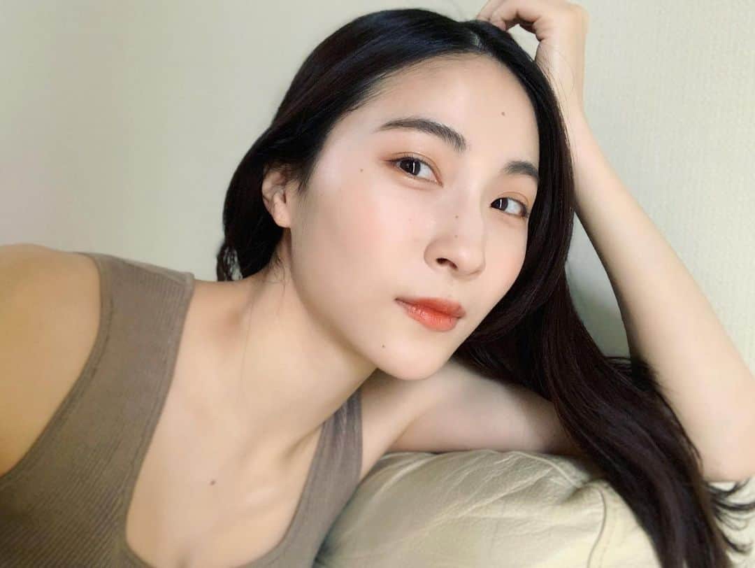 護あさなさんのインスタグラム写真 - (護あさなInstagram)「. 今日は艶肌仕上げなメイク。  👀アイメイクに使用してるクリームアイシャドウが絶妙で優秀なオレンジブラウンなので、これ一個でアイメイク完成するんですよ😍 薄く目の上下につけて、濃くしたいところに重ね付けすれば自然なグラデーションに。  💄リップはベッタリ塗るより、少し載せて指でぼかして、中央だけまた少し重ねてます。 春夏っぽいくすみのないカラーで、ティントでは無いんだけど落ち方が綺麗なのでマスク時もいい感じです。 指についたのチークにしちゃってます。  ✨化粧水の後にオイルでマッサージ&蓋をしておくことで、潤い感が増します。 匂いも好き。  🌱 アイブロウ ・エレガンス アイブロウ マスカラ WN51  アイメイク ・エレガンス フルエクステンションマスカラ BK10 ・エレガンス クルーズアイカラー フローデュウ BR02  リップ ・アルビオン エクシア リップトリートメント 4-D ルージュ OR200  肌仕込み ・アルビオン エクシア AL シークレット フォーミュラ フォト ブライトニング オイル 🌱  #アルビオン #エレガンス #albion #elegance #エクシア #excia #春メイク #つや肌 #イエベ秋 #イエベ #イエローベース #イエベメイク #イエベオータム」4月16日 14時54分 - mamoruasana0504