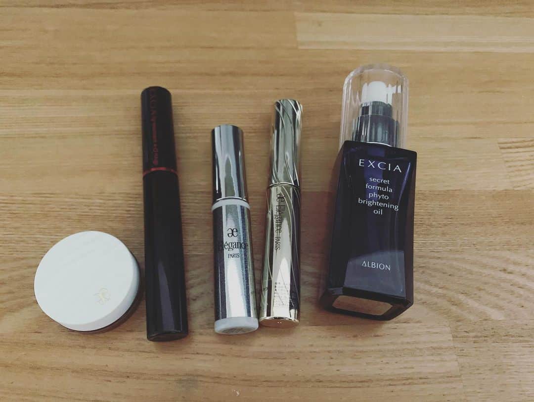 護あさなさんのインスタグラム写真 - (護あさなInstagram)「. 今日は艶肌仕上げなメイク。  👀アイメイクに使用してるクリームアイシャドウが絶妙で優秀なオレンジブラウンなので、これ一個でアイメイク完成するんですよ😍 薄く目の上下につけて、濃くしたいところに重ね付けすれば自然なグラデーションに。  💄リップはベッタリ塗るより、少し載せて指でぼかして、中央だけまた少し重ねてます。 春夏っぽいくすみのないカラーで、ティントでは無いんだけど落ち方が綺麗なのでマスク時もいい感じです。 指についたのチークにしちゃってます。  ✨化粧水の後にオイルでマッサージ&蓋をしておくことで、潤い感が増します。 匂いも好き。  🌱 アイブロウ ・エレガンス アイブロウ マスカラ WN51  アイメイク ・エレガンス フルエクステンションマスカラ BK10 ・エレガンス クルーズアイカラー フローデュウ BR02  リップ ・アルビオン エクシア リップトリートメント 4-D ルージュ OR200  肌仕込み ・アルビオン エクシア AL シークレット フォーミュラ フォト ブライトニング オイル 🌱  #アルビオン #エレガンス #albion #elegance #エクシア #excia #春メイク #つや肌 #イエベ秋 #イエベ #イエローベース #イエベメイク #イエベオータム」4月16日 14時54分 - mamoruasana0504
