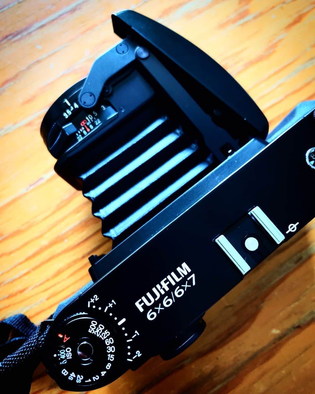 井浦新さんのインスタグラム写真 - (井浦新Instagram)「✴︎ 最近のあそび道具 #FujifilmGF670Professional  見た目クラシック中身最新 今の技術を搭載した最後の蛇腹中判カメラ レンズはEBC FUJINON 80mm F3.5 6×7判から6×6判スクエアフォーマットに切り替え可能 巻き上げはノブ式でフィルムの平面性を保つからベスト シャッター音は撮ったことが気づかれないくらい静か 現場で使うには最適 あのキスの現場はこいつと小さいやつとの二刀流 #フィルムカメラ #中判カメラ #蛇腹カメラ」4月16日 14時54分 - el_arata_nest