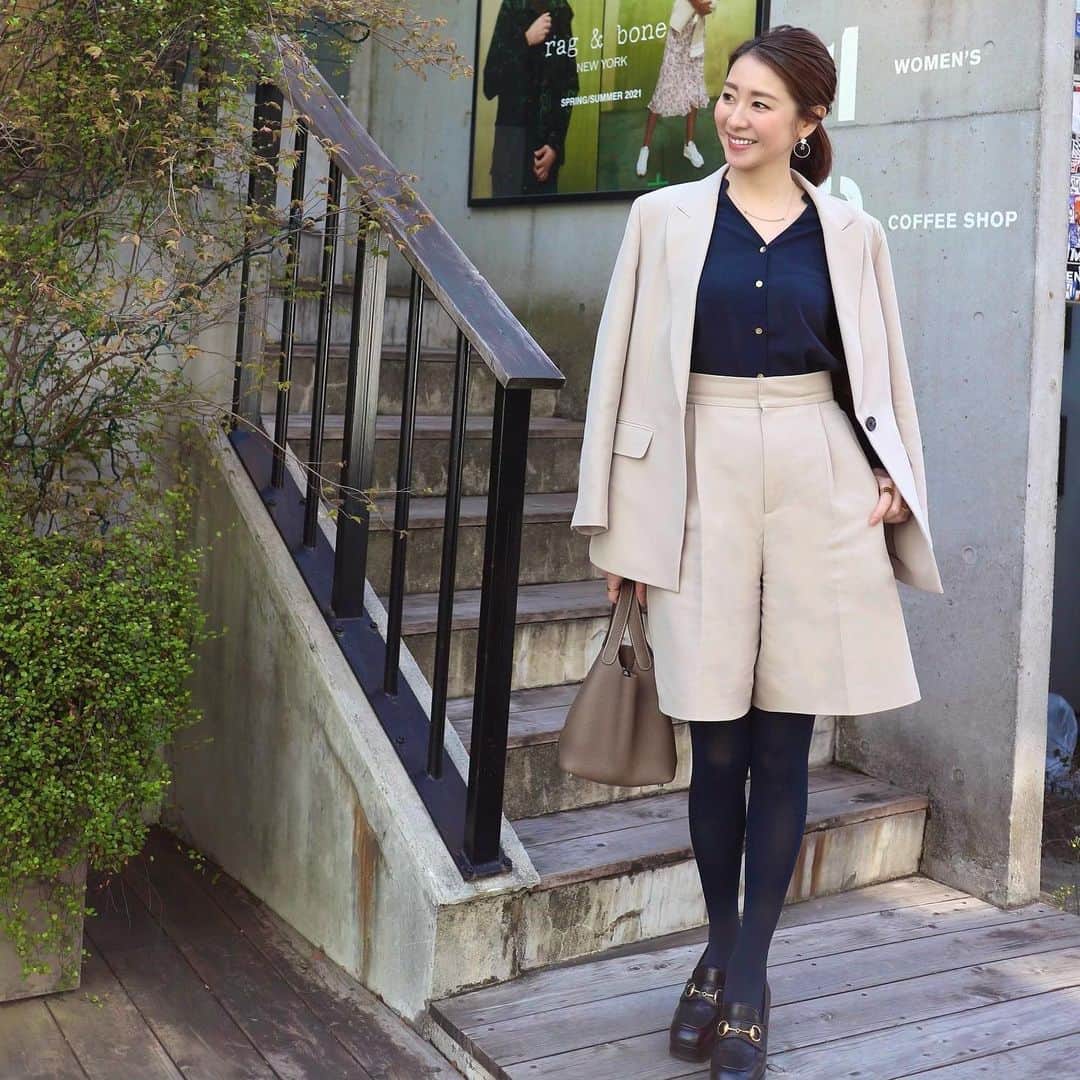杉下理世のインスタグラム：「セットアップコーデ🌼 珍しい私のファッションスナップ…🙈 るりが撮ってくれて、さらにハーフパンツのシワ取り加工までしてくれました🤣 ほんと優しいんだから…🙈💓 #fashion #setup #セットアップコーデ #ビジネスコーデ #オフィスカジュアル #ジャケットスタイル」