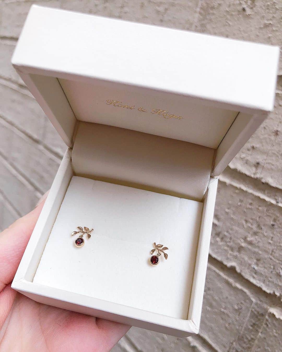 玉川来夢のインスタグラム：「koni&koga @konikoga7 @konikoga_jewels さんの LUSCIOUS Pierce♡ カラーは10K ガーネットです♪ お色違いでダイヤモンドもあったんですが パッと目が行く赤いガーネットにしました☺︎ キラキラと揺れるのもお気に入りポイントだし このサイズ感がとっても可愛い！ いろんなお洋服や髪型にも合わせやすいデザインなので最近は毎日付けてます😌💕 2021年7月末まで使えるクーポンはこちら↓↓↓ 【ramuxkoganiga】 ピアス以外にも色んなジュエリーがあるので 是非見てみてくださいね😊💙 #konikoga #コニコガ #pr #お守りジュエリー #ライトジュエリー #自分へのプレゼント #ピアス」