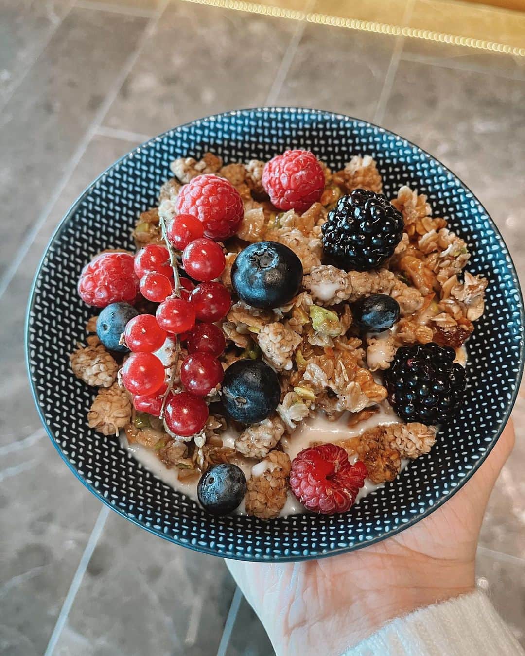 ヨルダン・カーバーのインスタグラム：「MORNING RITUAL 🫐🍓Homemade granola, mulberry, raspberry, blueberry, currant, blackberry, non diary milk,  #vitamine」