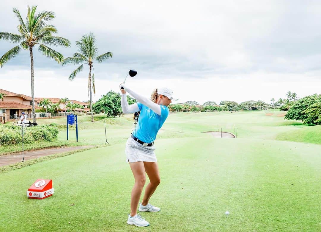 エイミー・オルソンのインスタグラム：「On to the weekend here in Hawaii! 🌴🌺  #hawaii #hawaiigolf #lpga #lpgatour #lottechampionship #womensgolf #girlsgolf #girlswhogolf #golfswing #golfcourse #golfcourses #kapolei #kapoleigolfcourse #femaleathlete #womanathlete #golfforwomen」