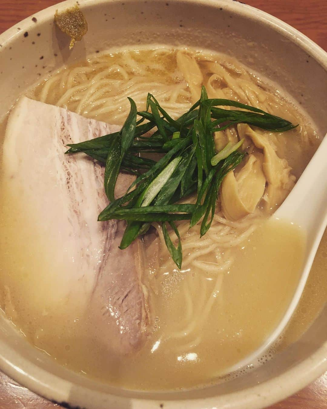 ですよ。さんのインスタグラム写真 - (ですよ。Instagram)「ラーメン食べちゃって…あーいとぅいまてーん！ #ですよ #プロ謝罪師」4月16日 16時03分 - desuyo.desuyo_