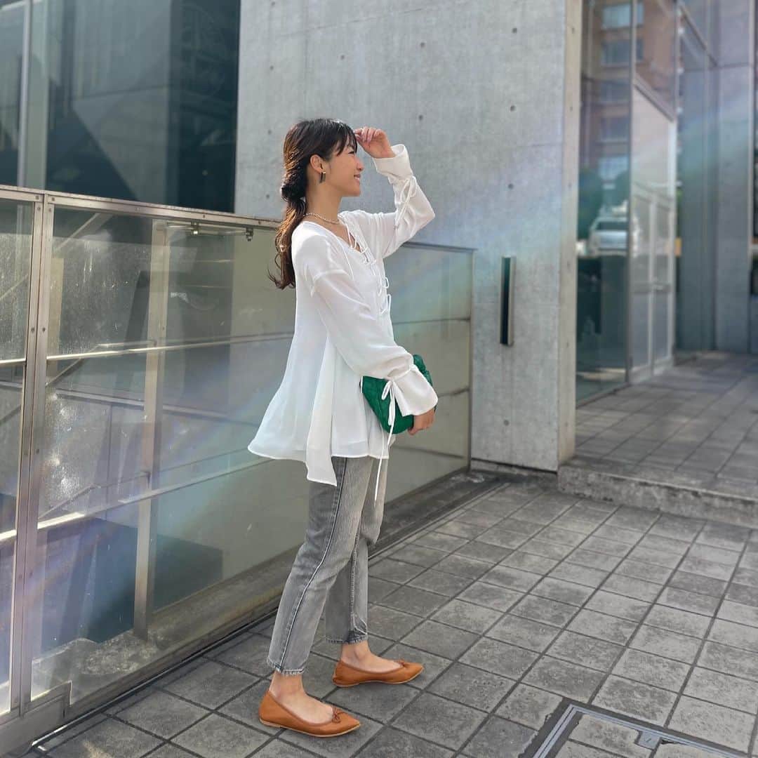 草柳ゆうきさんのインスタグラム写真 - (草柳ゆうきInstagram)「クルントウキョウ @kurun_official の春靴が届きました🌸  メイドインジャパンのバレエシューズブランド「kurun TOKYO 」  なんと、、  浅草の工場で職人が一点一点ハンドメイドしているんです🙌✨  ものすごく柔らかで軽くて足にフィットするから履いてるのを忘れる！笑 (片足約100g)🤭  全200種以上の豊富なカラーバリエーションと履き心地の良さでリピーターが続出なんだそうです✨  🌸POPUPストア🌸 4月21日(水)〜27日(火)まで 伊勢丹新宿店 本館2階  皆様お近くへ行かれた際には是非♡  #kuruntokyo  #クルントウキョウ #PR #靴#足元コーデ #足元倶楽部 #足元カラフル生活 #バレエシューズ#アラフォーコーデ#アラフォーファッション#大人コーデ #大人カジュアル#カジュアルコーデ#ハンドメイド#フラットシューズ#おしゃれさんと繋がりたい」4月16日 8時07分 - kusayuu