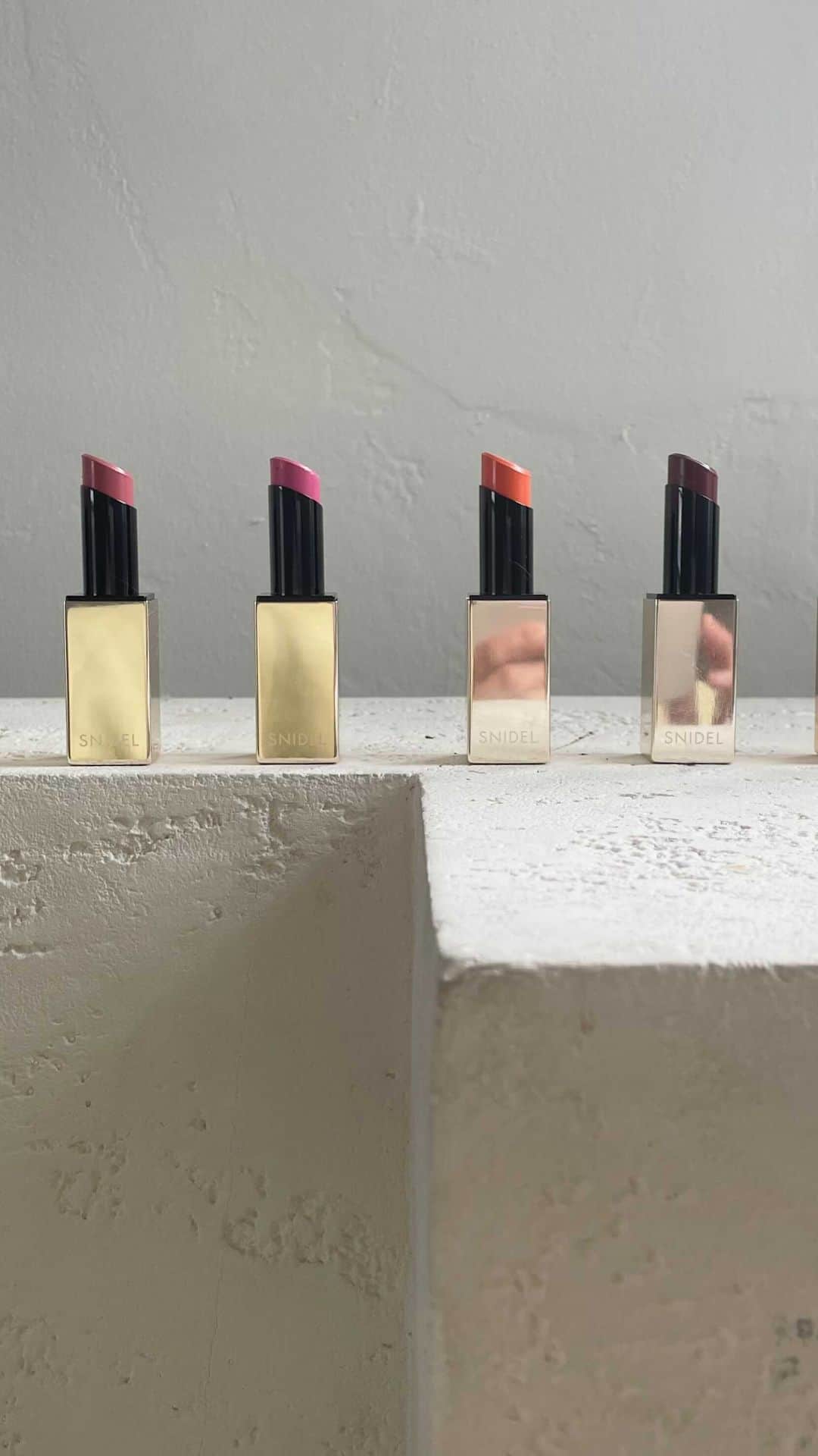 三苫愛のインスタグラム：「@snidelbeauty  rouge snidel, lip care colorの塗り比べです。 全部挑戦しやすいいろで、とても塗りやすかったです。」