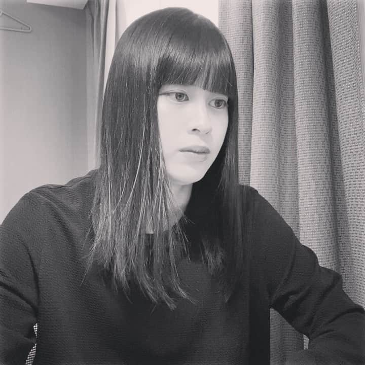 鈴木あゆのインスタグラム：「授業中の私  🌝🌝🌝🌝🌝🌝  #大学生 #授業中にカメラ回してみた #至って真面目」