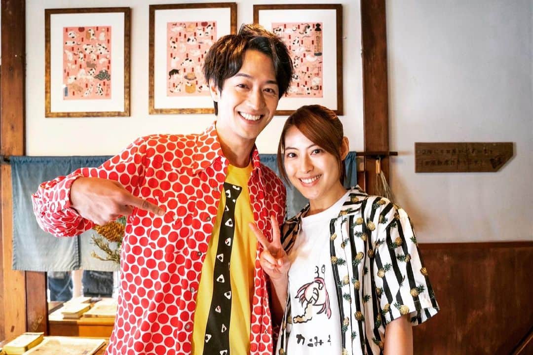 瀧本美織のインスタグラム：「🍍🔴🍍🔴 わ！目がチカチカしますね。笑 派手なカップルやな！ wowowプライムでは本日4話です。あの人と出逢って菜々子の心に変化が…！  #出会い系サイトで70人と実際に会ってその人に合いそうな本をすすめまくった1年のこと   #であすす  #花田菜々子  #菜々子  #wowow  #wowowオンデマンド   #竹財輝之助 さん  #私カニみそtシャツ  #tシャツ好き」