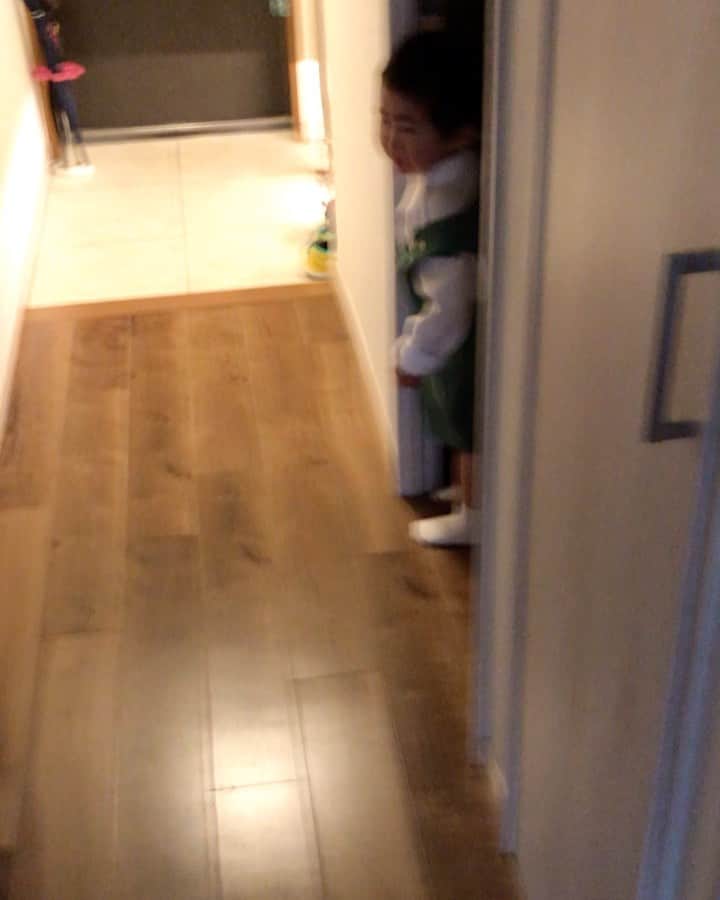高橋みゆきのインスタグラム：「やっぱ泣くよね〜💧昨日・今日泣いてました🙄幼稚園行くのを理解したのかな👦まぁ頑張れ〜💪そのうち慣れるよ😊 #幼稚園 #制服着る時とバス乗り込む時泣くね」