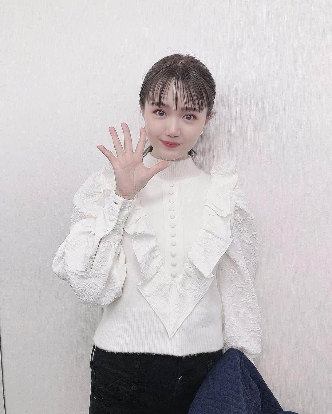 尾崎由香のインスタグラム：「#今日のゆか服  ホワイト&ブラック コーデ👗✨  tops → #zara  denim→ #emoda  #コーデ　#コーディネート　#150cm #低身長コーデ　#ファッション　#ootd #春コーデ」