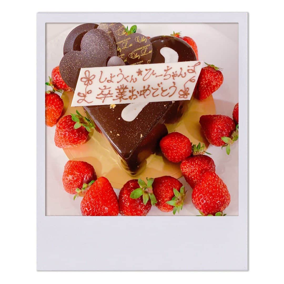 透水さらささんのインスタグラム写真 - (透水さらさInstagram)「Congratulations!🎉﻿ ﻿ ﻿ #お疲れ様会﻿ #92期#雪組﻿ #彩凪翔#笙乃茅桜﻿ そしてもはや親戚のように会ってる桃ちゃん﻿🍑 飾ったお花の名前はスノーボール」4月16日 11時22分 - sarasarasarasa0623