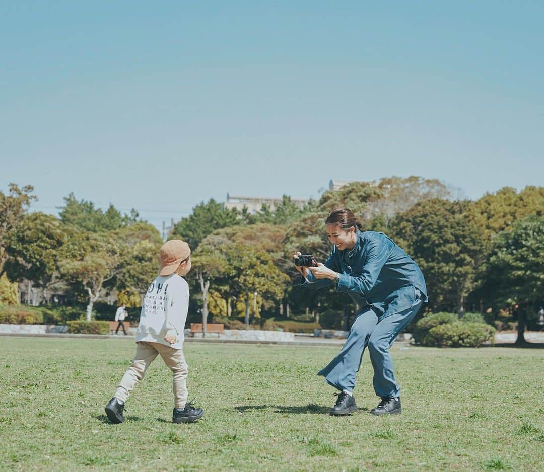 中川珠里さんのインスタグラム写真 - (中川珠里Instagram)「.﻿ ﻿ 先日Honda様の撮影に👦🏻と一緒に参加しました。﻿ ﻿ 現場は懐かしの地、地元千葉の幕張にて。﻿ 公園で遊んだりコストコでお買い物シーンだったり﻿ 👦🏻と一緒なので大変な部分もありつつ﻿ 楽しく良い思い出となりました🌼﻿ ﻿ こちらは記事としてアップされましたので﻿ 見ていただけたら嬉しいです♩﻿ https://www.enjoytokyo.jp/feature/pr/hondacars/10/﻿ ﻿ ﻿ 今回初めてHonda FREEDに試乗させて頂いたんだけど﻿ 車内の広さや、運転席周りの収納だったり﻿ とにかく今の車と比較しちゃうとどれをとっても感動級でした！﻿ ﻿ 子どもがいるとやっぱりスライドドアは便利だな〜、﻿ 後部座席の広さは大事だな〜と改めて💡﻿ ﻿ チラッと撮影シーンをご覧ください♩﻿ ﻿ #Honda#hondajp#ホンダカーズ#FREED#コストコ #幕張#おすすめ#ドライブ#pr#安心安全#レッツエンジョイ東京」4月16日 11時27分 - juri1104