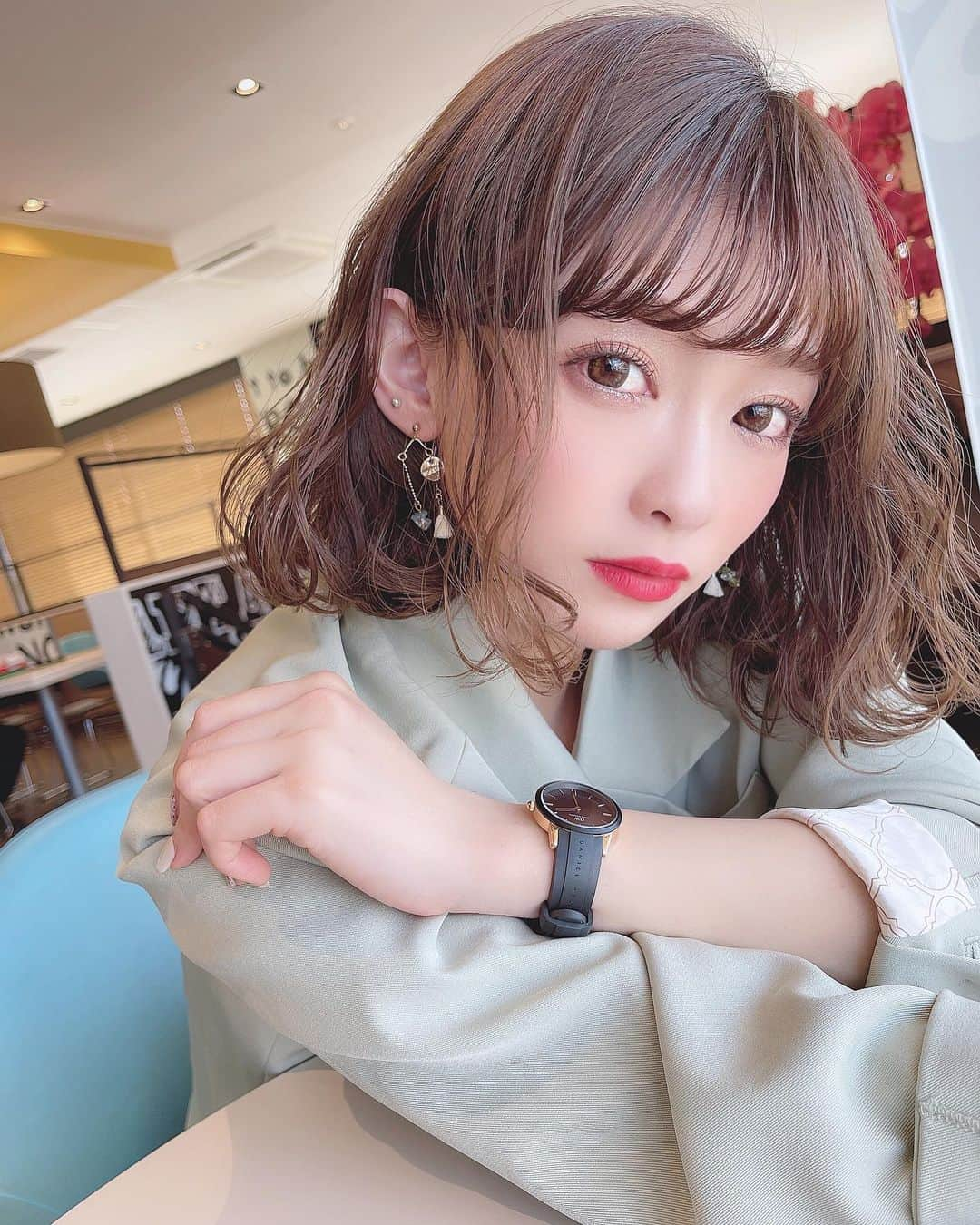 りなてぃさんのインスタグラム写真 - (りなてぃInstagram)「﻿ ﻿ ﻿ ﻿ ﻿ @danielwellington から初の防水時計⌚️﻿ Iconic Motionが発売されたんだって🥺🤍﻿ ﻿ ☑︎水泳にも使える10気圧防水のヘッド﻿ ☑︎柔軟性﻿ ☑︎快適性﻿ ☑︎耐久性﻿ すべてに優れたFKMと呼ばれる新素材合成ゴムの﻿ ストラップが使われてるみたい😳﻿ ﻿ いつものファッションにはもちろん、﻿ スポーツするときにもぴったりな時計🥺🥺﻿ ﻿ ﻿ しかもベルトタイプの付け方じゃなく﻿ パチって止めるだけだから急いでる時でも簡単🙋🏻‍♀️﻿ ﻿ ﻿ デザインシンプルだから﻿ どんなファッションにも合わせられるし﻿ スポーツしてる彼や彼女にはプレゼントとしても﻿ 相手のことを考えてるのが伝わっていいね⌚️♥﻿ ﻿ ﻿ #ダニエルウェリントン #IconicMotion #PR﻿ #プレゼント #ペアウォッチ #腕時計 #DW﻿ ﻿ ﻿ ﻿ ﻿」4月16日 11時44分 - rinatea_25