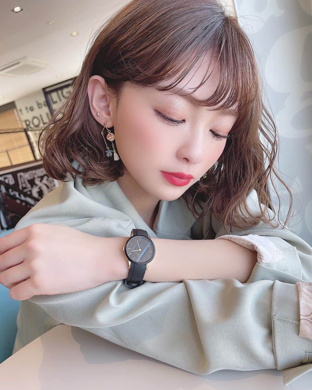 りなてぃさんのインスタグラム写真 - (りなてぃInstagram)「﻿ ﻿ ﻿ ﻿ ﻿ @danielwellington から初の防水時計⌚️﻿ Iconic Motionが発売されたんだって🥺🤍﻿ ﻿ ☑︎水泳にも使える10気圧防水のヘッド﻿ ☑︎柔軟性﻿ ☑︎快適性﻿ ☑︎耐久性﻿ すべてに優れたFKMと呼ばれる新素材合成ゴムの﻿ ストラップが使われてるみたい😳﻿ ﻿ いつものファッションにはもちろん、﻿ スポーツするときにもぴったりな時計🥺🥺﻿ ﻿ ﻿ しかもベルトタイプの付け方じゃなく﻿ パチって止めるだけだから急いでる時でも簡単🙋🏻‍♀️﻿ ﻿ ﻿ デザインシンプルだから﻿ どんなファッションにも合わせられるし﻿ スポーツしてる彼や彼女にはプレゼントとしても﻿ 相手のことを考えてるのが伝わっていいね⌚️♥﻿ ﻿ ﻿ #ダニエルウェリントン #IconicMotion #PR﻿ #プレゼント #ペアウォッチ #腕時計 #DW﻿ ﻿ ﻿ ﻿ ﻿」4月16日 11時44分 - rinatea_25