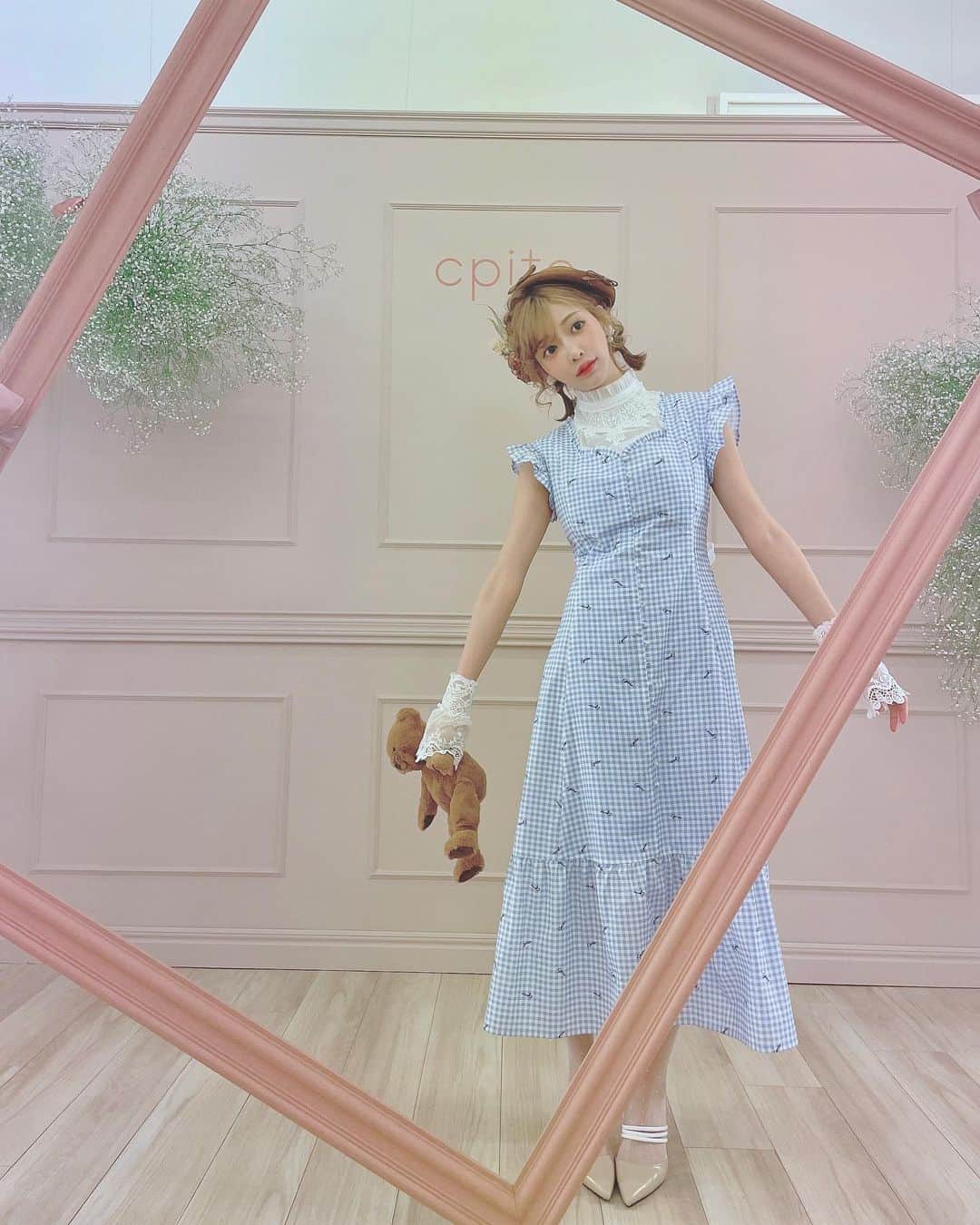 明日花キララのインスタグラム：「@cpito_official Summer Collectionのテーマは1960年代フランス映画の主人公のようにということで、大人になりたいちょっと背伸びした少女らしいお洋服👗だけど形が綺麗に見えるものにこだわりました！！ いよいよ本日から、皆様に現物を見てもらえる日❤︎ 4/16.17日の２日間 渋谷区神南1-13-10エッグビル3階にてお待ちしています。 とっても可愛いフォトブースでお写真撮りましょ👧🏼🍩」