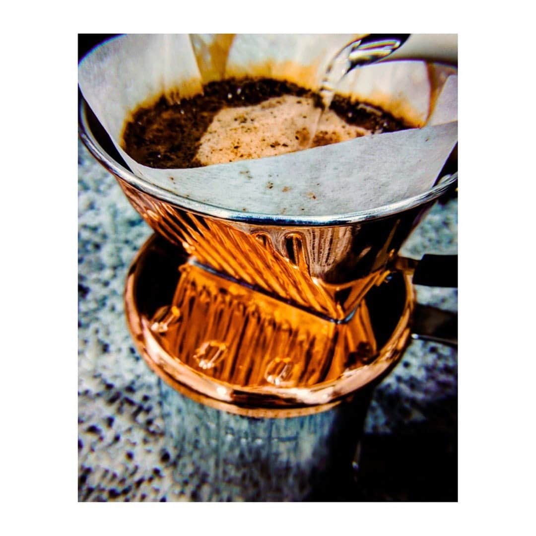高橋メアリージュンさんのインスタグラム写真 - (高橋メアリージュンInstagram)「🄲🄾🄵🄵🄴🄴 🅃🄸🄼🄴  Thank yŏ̈u for giving me the copper coffee dripper☕︎  銅のコーヒードリッパーのプレゼントありがとう☕️꧁𒊹︎꧂」4月16日 11時47分 - maryjuntakahashi