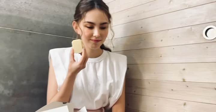 ハンナ・クインリヴァンのインスタグラム：「這麼精緻的🧼 誰受得了💜🖤🤍  #Boucheron」