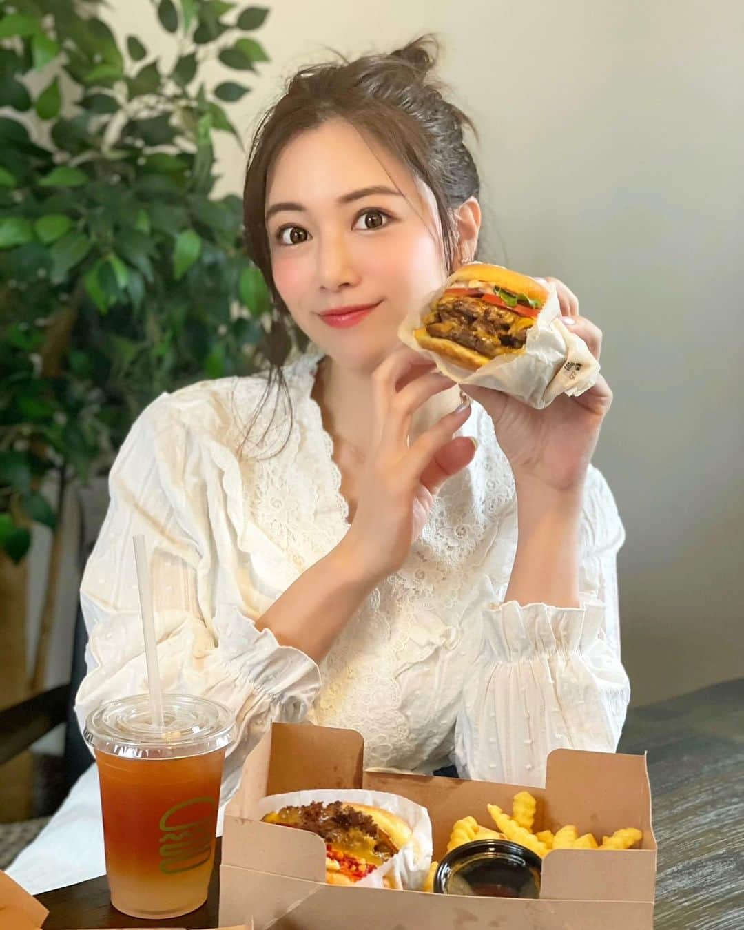 石井里奈さんのインスタグラム写真 - (石井里奈Instagram)「こんにちは🧡✨ . 最近おうちでご飯食べること増えてデリバリーもよく使うようになりましたよね🧡✨ そんな中私がよく使ってるのが @woltjapan ❣️✨ （EEAA3SKのコードで最初3回の注文が500円オフなるよ🧡） . そんなwoltで大好きな @shakeshackjpn が最近オーダーできるようになりました🧡🥰✨ うれしー！！ . ということで早速オーダー🍔🍟 お昼の時間に食べれず夕方で、とーってもお腹空いてたので贅沢にトリプルシェイクシャックバーガーを注文🍔 . まだあったかくて肉汁じゅわ〜で最高に美味しかったよ❤️✨ 在宅ワークの人のランチはもちろん、夜ご飯でもおすすめ！ハンバーガーは片手で食べれるのでお仕事しながらでも行けちゃうからね✌️✨ . 部屋着は @feliture_official 🧡 プチプラで可愛いの❣️部屋着は甘い服とカジュアルなのとモコモコでいろんなパターン着て楽しんでます✌️ 外で最近甘い服着てないけど、部屋できて気分転換に松田聖子歌ってます笑 . ラスト金曜日、頑張っていきましょう❣️ . #shakeshake #シェイクシャック #恵比寿ランチ #外苑前ランチ #おうちごはん #おうちカフェ #おうちごはんlover #walt #ウォルト #デリバリー #デリバリーランチ #delivery #deliveryfood #hamburger #ハンバーガー #ハンバーガー部 #ハンバーガー巡り #ジャンクフード #junkfood #フライドポテト #frenchfries #おうちランチ #テレワーク #リモートワーク #在宅勤務 #部屋着 #パジャマ #おだんごヘア #おだんご #松田聖子」4月16日 12時07分 - ri7tin1025