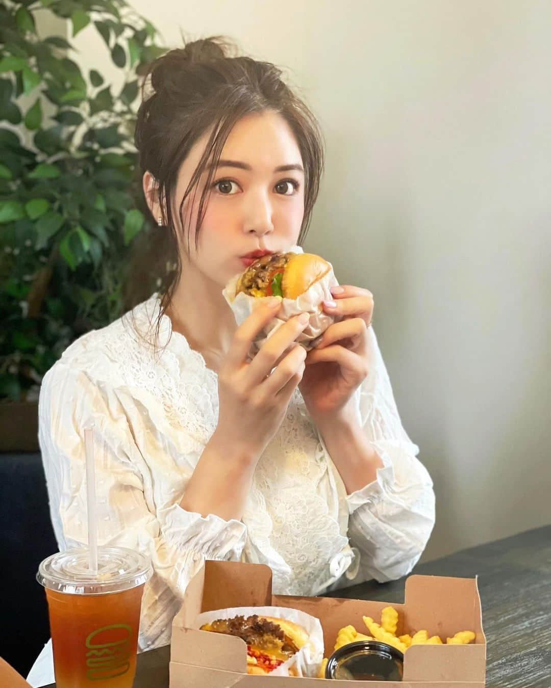 石井里奈さんのインスタグラム写真 - (石井里奈Instagram)「こんにちは🧡✨ . 最近おうちでご飯食べること増えてデリバリーもよく使うようになりましたよね🧡✨ そんな中私がよく使ってるのが @woltjapan ❣️✨ （EEAA3SKのコードで最初3回の注文が500円オフなるよ🧡） . そんなwoltで大好きな @shakeshackjpn が最近オーダーできるようになりました🧡🥰✨ うれしー！！ . ということで早速オーダー🍔🍟 お昼の時間に食べれず夕方で、とーってもお腹空いてたので贅沢にトリプルシェイクシャックバーガーを注文🍔 . まだあったかくて肉汁じゅわ〜で最高に美味しかったよ❤️✨ 在宅ワークの人のランチはもちろん、夜ご飯でもおすすめ！ハンバーガーは片手で食べれるのでお仕事しながらでも行けちゃうからね✌️✨ . 部屋着は @feliture_official 🧡 プチプラで可愛いの❣️部屋着は甘い服とカジュアルなのとモコモコでいろんなパターン着て楽しんでます✌️ 外で最近甘い服着てないけど、部屋できて気分転換に松田聖子歌ってます笑 . ラスト金曜日、頑張っていきましょう❣️ . #shakeshake #シェイクシャック #恵比寿ランチ #外苑前ランチ #おうちごはん #おうちカフェ #おうちごはんlover #walt #ウォルト #デリバリー #デリバリーランチ #delivery #deliveryfood #hamburger #ハンバーガー #ハンバーガー部 #ハンバーガー巡り #ジャンクフード #junkfood #フライドポテト #frenchfries #おうちランチ #テレワーク #リモートワーク #在宅勤務 #部屋着 #パジャマ #おだんごヘア #おだんご #松田聖子」4月16日 12時07分 - ri7tin1025