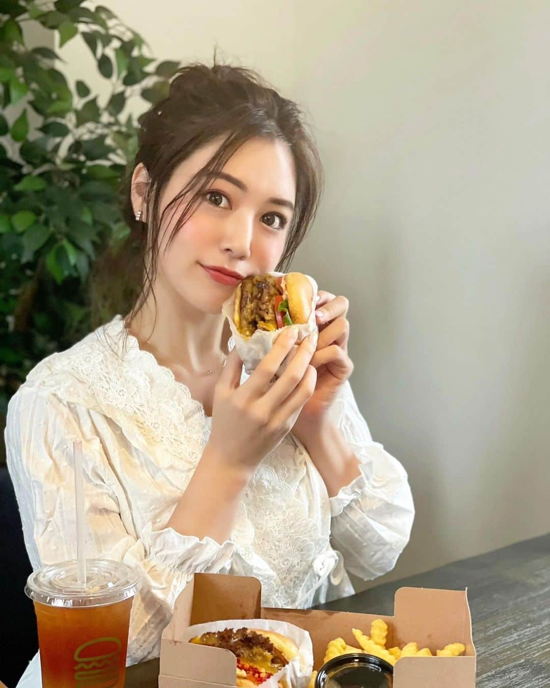 石井里奈さんのインスタグラム写真 - (石井里奈Instagram)「こんにちは🧡✨ . 最近おうちでご飯食べること増えてデリバリーもよく使うようになりましたよね🧡✨ そんな中私がよく使ってるのが @woltjapan ❣️✨ （EEAA3SKのコードで最初3回の注文が500円オフなるよ🧡） . そんなwoltで大好きな @shakeshackjpn が最近オーダーできるようになりました🧡🥰✨ うれしー！！ . ということで早速オーダー🍔🍟 お昼の時間に食べれず夕方で、とーってもお腹空いてたので贅沢にトリプルシェイクシャックバーガーを注文🍔 . まだあったかくて肉汁じゅわ〜で最高に美味しかったよ❤️✨ 在宅ワークの人のランチはもちろん、夜ご飯でもおすすめ！ハンバーガーは片手で食べれるのでお仕事しながらでも行けちゃうからね✌️✨ . 部屋着は @feliture_official 🧡 プチプラで可愛いの❣️部屋着は甘い服とカジュアルなのとモコモコでいろんなパターン着て楽しんでます✌️ 外で最近甘い服着てないけど、部屋できて気分転換に松田聖子歌ってます笑 . ラスト金曜日、頑張っていきましょう❣️ . #shakeshake #シェイクシャック #恵比寿ランチ #外苑前ランチ #おうちごはん #おうちカフェ #おうちごはんlover #walt #ウォルト #デリバリー #デリバリーランチ #delivery #deliveryfood #hamburger #ハンバーガー #ハンバーガー部 #ハンバーガー巡り #ジャンクフード #junkfood #フライドポテト #frenchfries #おうちランチ #テレワーク #リモートワーク #在宅勤務 #部屋着 #パジャマ #おだんごヘア #おだんご #松田聖子」4月16日 12時07分 - ri7tin1025