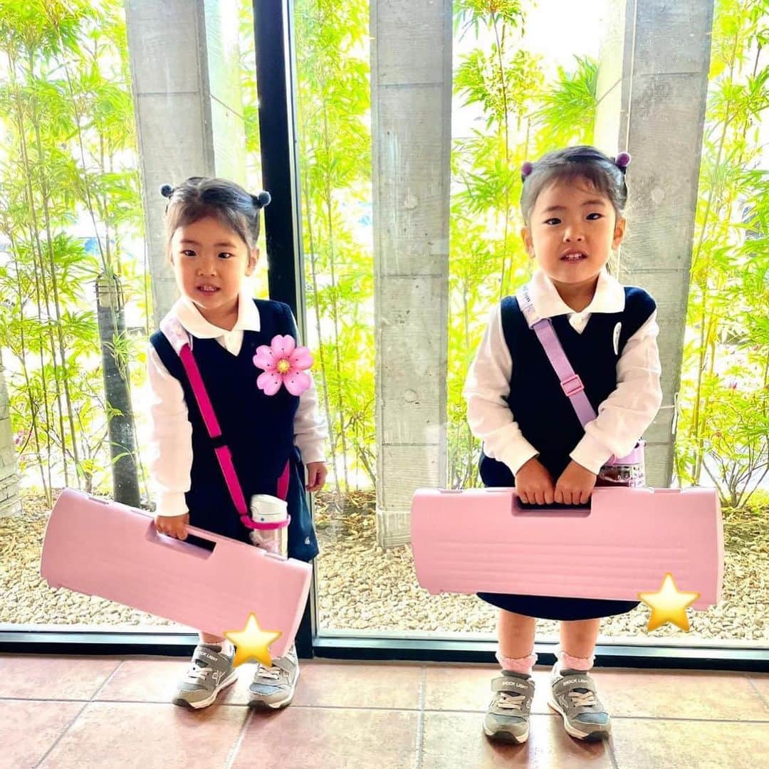遠近由美子のインスタグラム：「我が家の双子さんも幼稚園生活がスタート🌸  大きめの制服に、からだの半分くらいある園バックにお弁当を入れて、ピアニカに体操着、自分の荷物は全部自分で持ち、幼稚園バス🚌の高めの階段を、一生懸命ひとりでのぼりながら。。  『いってきます。』と、、ちょっと緊張した顔でこっちを見ながら、 自分で座席に座わり、手を振る2人。  バスが発車すると振り返って、 見えなくなるまで手を振ってる双子さんの姿を、笑顔で見送りながら、、　  頼もしいなぁ。頑張ってるなぁ。  と、こっちの涙がこぼれる、 幼稚園、２日目の朝🥺☀️   3歳と1ヶ月。また一歩、新しい世界へ✨　行ってらっしゃい😊🌈  P.s そして結局やりました。夜なべで、チクチクお裁縫🧵🪡🤣　私、好きじゃないのに、頑張ったよ！（自画自賛w）  #ちょっと大人に見えた　 #3歳1ヶ月　#幼稚園ママ #twingirls👭 #双子育児」