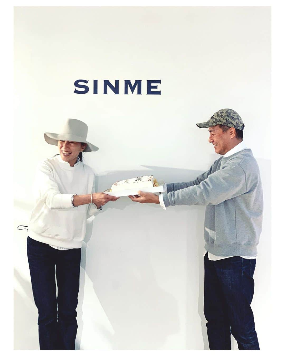 白幡啓さんのインスタグラム写真 - (白幡啓Instagram)「板谷由夏さんの @sinmedenim  シンメデニムの新作展示会に行ってきたよ❤️  偶然にも、 5周年10回目の粋なお祝いの場面に遭遇🤩🤩 とても、幸せな気分になりました。  シンメのお洋服は ゆかちゃんそのもので、 シンプルと言うより、 真っ直ぐで堂々としていて、素直なお洋服💕  スエットから少し覗かせる柔らかなフリル具合も、 それを、 リジットデニムに合わせる感じも、 憧れてしまう女性像です💕💕  私も　スエットをオーダーしました💕💕 夫とペアルックにしたよ❤️  SINMEのお仕事もしている お友達のコータ君とゆかちゃんは兄弟みたいに、一緒が自然。 素敵な関係だなぁ🥰  これからも、 ゆかちゃんらしいお洋服楽しみにしています😍✨🙏」4月16日 12時05分 - 1030kei