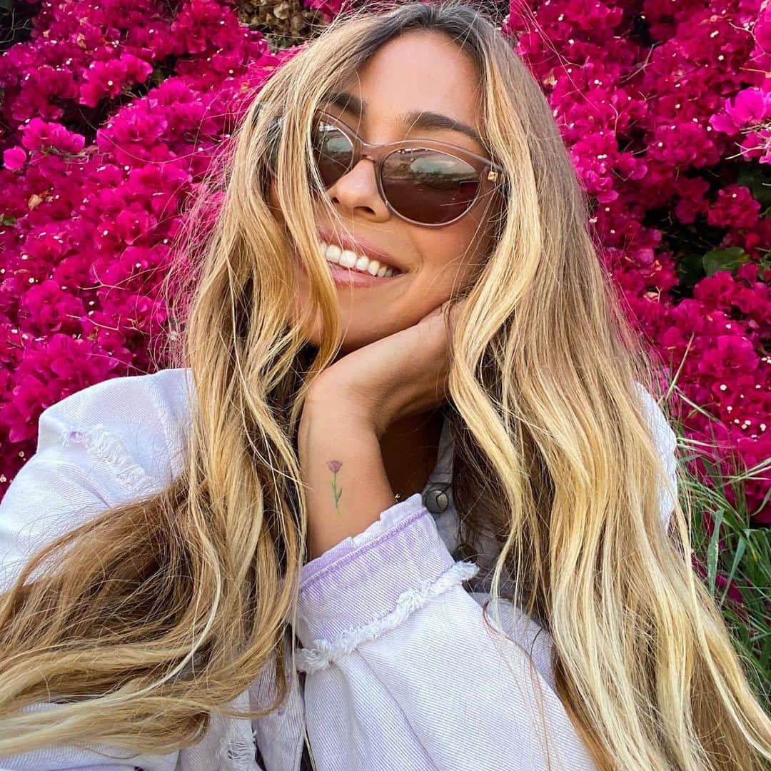 ティア・ブランコのインスタグラム：「𝑺𝒘𝒆𝒆𝒕 𝒃𝒖𝒕 𝒔𝒂𝒔𝒔𝒚 😎」