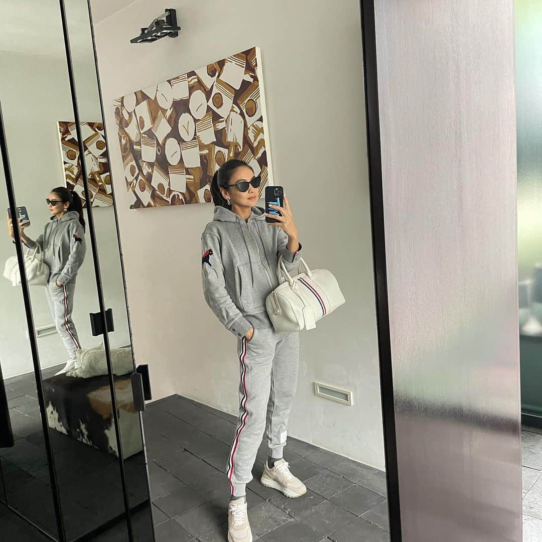 のインスタグラム：「ゆるりとした金曜日が嬉しくてスウェットにした💙 2枚目、少々お疲れ気味だった私に☕️ 人は思いやりが大切なんだと夫から学びます☺️」