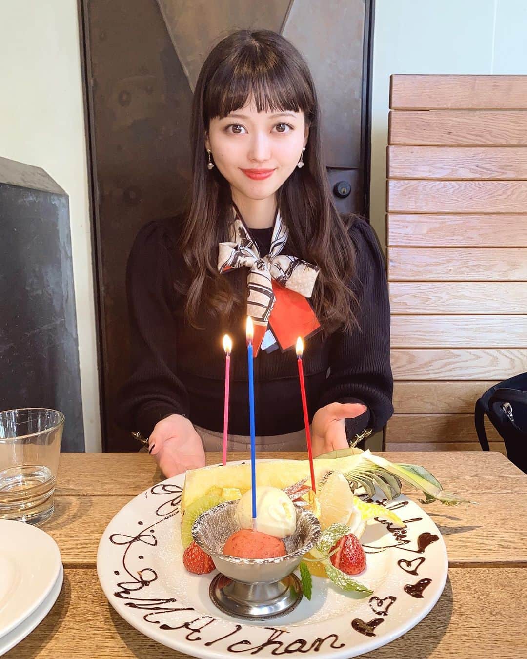 日達舞のインスタグラム：「. さやかちゃんに お誕生日サプライズしてもらいました🥲😍  なんて可愛いの🥲 @sa_ya_38_38 ありがとう❤️  #誕生日プレート  #麻布十番カフェ」