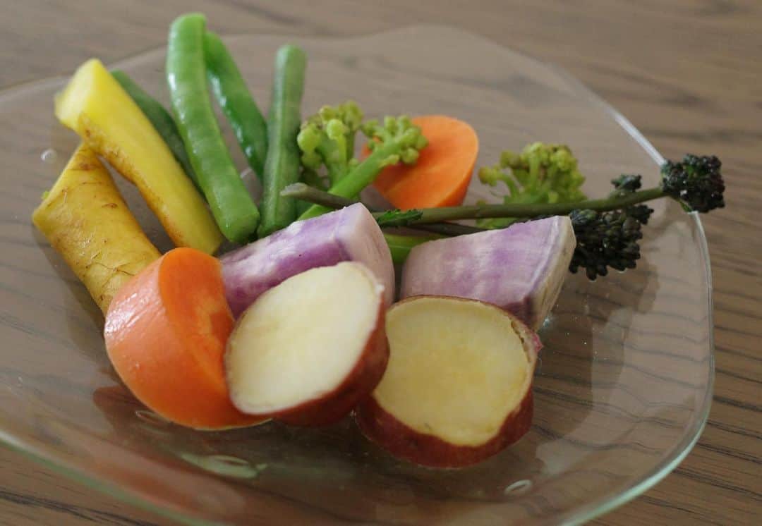 高垣麗子さんのインスタグラム写真 - (高垣麗子Instagram)「・ ・ ・  何も用意が無かったので、今日のお昼はUberに頼りました！  お店の味を気軽に自宅で✨有難いですね😌✨  DAL-MATTO @dalmatto さんのナポリタンと季節の野菜  大好きな組み合わせ✨✨  ・ ・ #dalmatto  #ダルマット」4月16日 12時54分 - reikotakagaki
