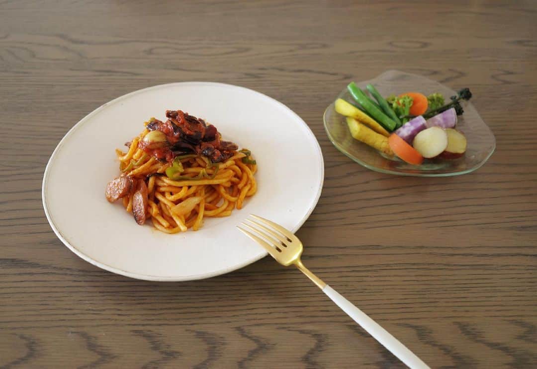 高垣麗子さんのインスタグラム写真 - (高垣麗子Instagram)「・ ・ ・  何も用意が無かったので、今日のお昼はUberに頼りました！  お店の味を気軽に自宅で✨有難いですね😌✨  DAL-MATTO @dalmatto さんのナポリタンと季節の野菜  大好きな組み合わせ✨✨  ・ ・ #dalmatto  #ダルマット」4月16日 12時54分 - reikotakagaki