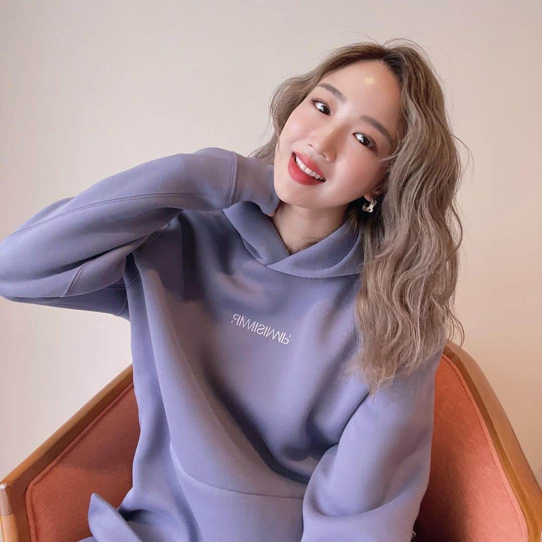 SARAのインスタグラム：「セルフホワイトニング始めました🦷✨ 思った以上の気軽さと効果🥺💘  SARAのインスタ見た🙆‍♀️で 15人限定通常3ショット12000円のホワイトニングがなんと5500円で受けられます✨ @ginzadewhitening からLINEかDMしてみてね！  #pr #銀座deホワイトニング #セルフホワイトニング #個室サロン」