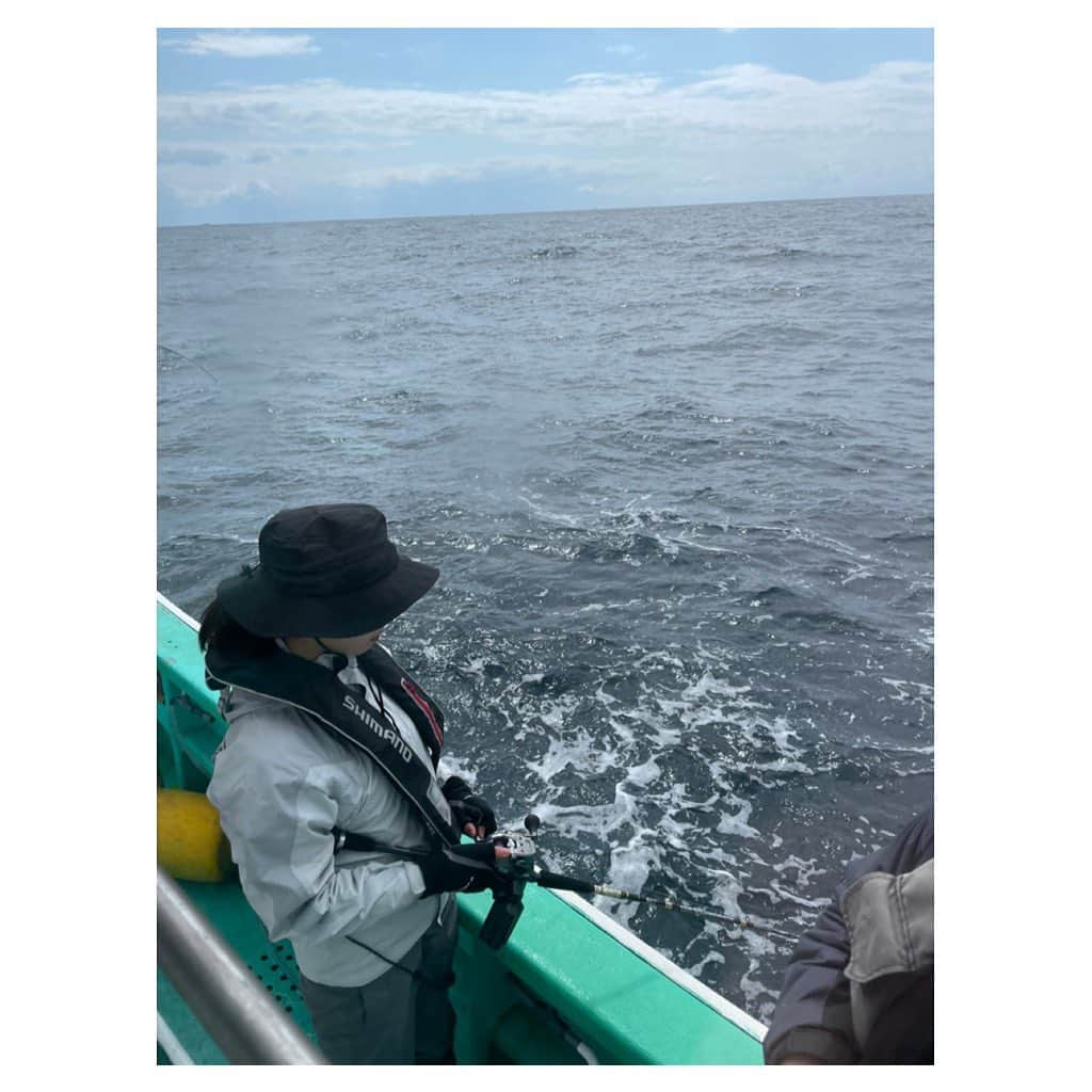 中島早貴さんのインスタグラム写真 - (中島早貴Instagram)「釣りロケにいってきましたぁー🎣💓 　 佐々木主浩さんのYouTube番組に呼んでいただきまして、久しぶりに釣りが出来ましたぁー🥺✨✨✨ 　 もうね、それはそれは楽しかったです！！！😭 　 動画は早くも明日公開予定なのでお楽しみに🤗 　 あー、楽しかったなぁー。 　 佐々木さんもたかしさんも優しかったなぁー😫🙏🏻 　 そして船長さんと奥さまが丁寧にサポートしてくださり、 船の中では師匠ができました🙋‍♀️！笑 弟子、なかじまさき。 けっこーいい弟子になれたのでお楽しみ🤗笑 　 初めましてなのに 一緒に釣りをするとすぐに距離が縮まるのが不思議。 楽しい時間をありがとうございました😭🙏🏻！ 　 し！あ！わ！せ！だ！！ 　 とにかく明日、お楽しみにー🤗👍」4月16日 13時09分 - saki__nakajima__uf