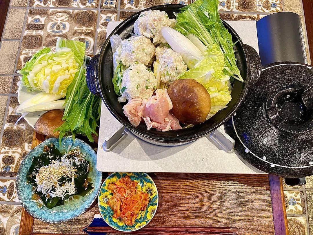 浅田舞さんのインスタグラム写真 - (浅田舞Instagram)「🏠🍽  暖かくなってもお鍋🍲鶏つくね鍋! つくねをヘルシーに作りました🤤 鶏むね挽肉.お豆腐.ネギ.えのき.レンコン.にんにく.生姜.ゴマ.塩胡椒 ふわふわに仕上げました🤤  ワカメの酢の物にはシラスたっぷり.  お腹いっぱい ごちそうさまでした🤤 つくね...大きいですね😂  #舞ご飯」4月16日 14時09分 - asadamai717