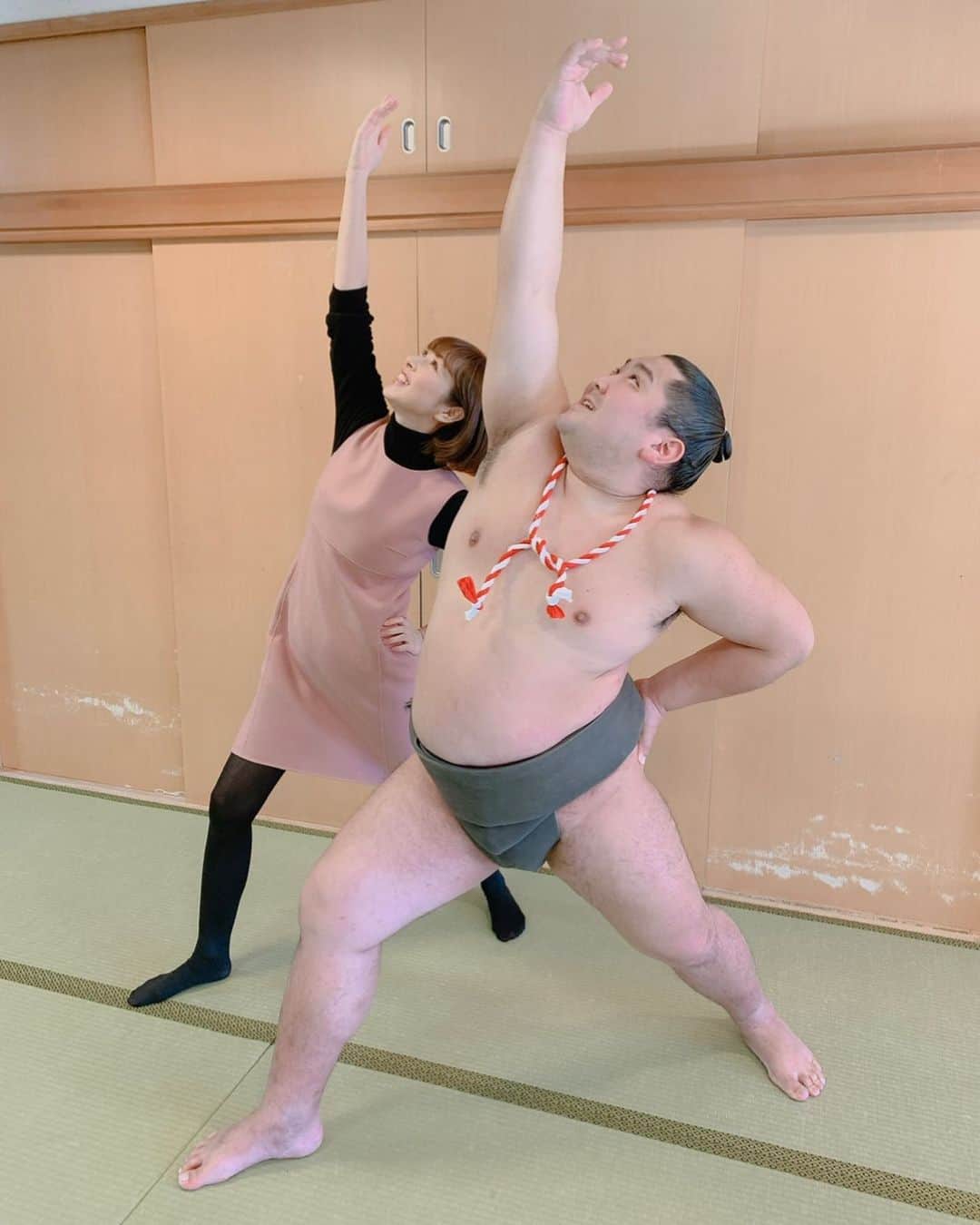 相沢礼子のインスタグラム：「#yoga #お相撲さんとヨガ #ヨガ 以前の写真です^ ^ やはり、体がとても柔らかかったです😆✨🙌  #相沢礼子　 #セントフォース #centforce   #photooftheday  #happy」