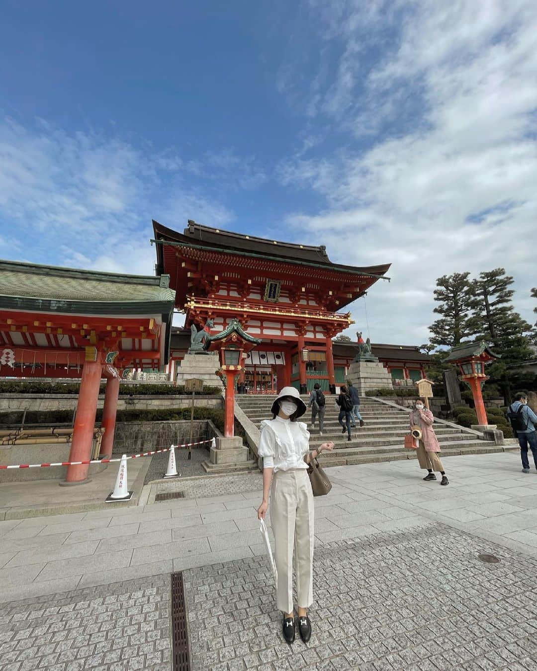 椎名美月さんのインスタグラム写真 - (椎名美月Instagram)「皆さんこんにちは。お元気ですか  こちらは京都に行ったら必ずよる伏見稲荷大社です。神社が大好き神社女子なので神社と聞くだけでテンションがあがります。  iPhoneの広角で撮ったら 驚く程に脚が伸びました。  YouTubeでも紹介したこちらのサンバリアの帽子、最高です。日差しカット！！  #変装ではなく #日除け #日焼け #日焼け対策 #しみ #しわ #たるみ #対策 #神社 #京都 #伏見稲荷大社 #きつね #神社巡り #広角レンズ #エルメス #パリ #ピコタン #ピコ太郎」4月16日 14時27分 - mizkiss