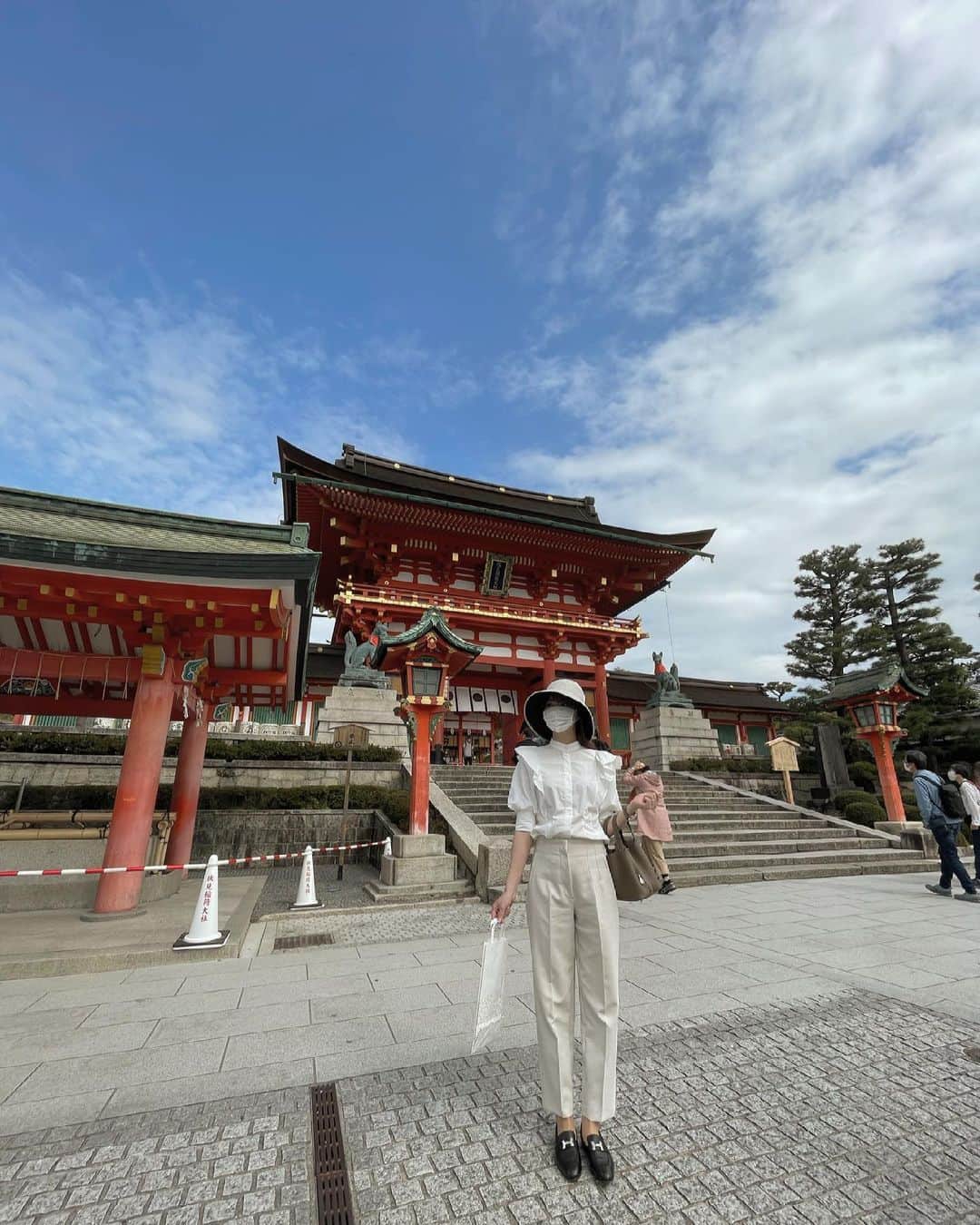 椎名美月のインスタグラム：「皆さんこんにちは。お元気ですか  こちらは京都に行ったら必ずよる伏見稲荷大社です。神社が大好き神社女子なので神社と聞くだけでテンションがあがります。  iPhoneの広角で撮ったら 驚く程に脚が伸びました。  YouTubeでも紹介したこちらのサンバリアの帽子、最高です。日差しカット！！  #変装ではなく #日除け #日焼け #日焼け対策 #しみ #しわ #たるみ #対策 #神社 #京都 #伏見稲荷大社 #きつね #神社巡り #広角レンズ #エルメス #パリ #ピコタン #ピコ太郎」