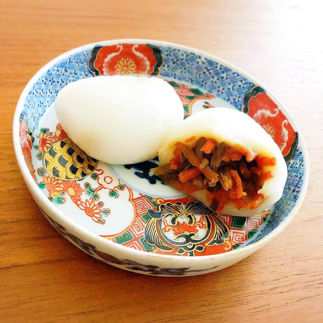 安座間美優さんのインスタグラム写真 - (安座間美優Instagram)「きんぴらだんご🍡 はじめましてのきんぴらだんごさん。 新潟のお土産でいただきました。 あんこが入っているお団子だと思って食べたからびっくり！笑  こんなものがあったんだね。 お団子好きにはたまらん。 美味でした。  #みゅうの器#器好き#器#食器#焼き物#趣味#九谷焼 #きんぴらだんご#和菓子#だんご#団子#団子好き#だんご好き#和菓子好き」4月16日 14時51分 - mew_azama