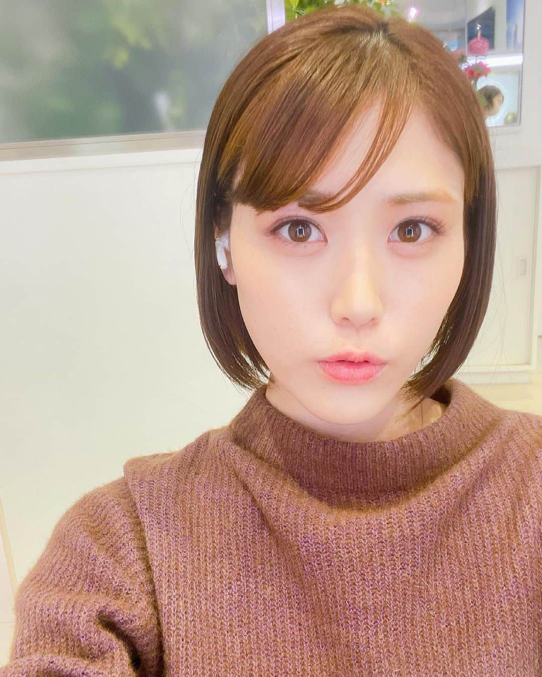 北内みさとのインスタグラム：「知らなかった〜😨  先日は、薬機法のセミナーを受け 今日は成分表示等のセミナーを受けました🌿✨  普段自分が使っているもの、 口にしているものに こわ〜い成分が入っていて😨😨💦  それらを全部避けたら “使えるものなくなっちゃうじゃ〜ん！！” て思うくらいほぼ怖いものばかりでしたが🌿  家に帰って成分を見て、 ほとんどのものを 処分したくなるくらいでした🥱笑  とくに、［洗剤］や［歯磨き粉］💔💔  歯磨きは🪥 『あまりゆすがない方がいい』と どこかで 聞いた日から 10回程度しかゆすがない生活をしていた私。  ですが、私の使っている歯磨き粉には 毒のようなものが入ってました😳💦💦 危険、危険⚠️⚠️⚠️⚠️  そして、今年から課徴金システムが 始まる景品表示ですが✨  例えば｡｡｡✨ よくサロンさんが使っている （before→afterの写真） それ自体は掲載OKですが、  「○○日後〜」など 期間を載せるのは🆖NGなんだって😳💦  しかも健康食品は 「治る」のような治療、医療的な言葉だけでなく 体の部位を言葉にするのもダメ🙅‍♀️  「肌に○○」「目が○○」など｡｡｡  知らないことがたくさんあったょ〜💦💦💦 正しい知識をきちんと伝えれるよう まだまだ勉強します😞😣💕  #美容 #薬機法 #薬事法 #景品表示法 #化粧品 #コスメ #広告 #beauty #cosmetics #美容好きな人と繋がりたい #美容垢 #美容好き #コスメ好き #美容マニア #makeup #followme #instagood  #綺麗になりたい #美意識 #girl」