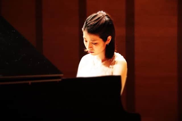 佐藤佳奈子のインスタグラム：「14.4.2021  Solo Recital✔︎ 📷: @hi_nor   I feel immensely grateful to be here and share music with such supportive audiences... Despite the current situations, not a few people came and joined me, gave me warm applause and encouraging messages. I can't tell how much I appreciate it... They are, YOU ARE the reason that I still want to do music, THANK YOU❤️  リサイタルにお越し下さった方々、本当にありがとうございました！ 個人的に課題は山積みで、終わってから落ち込み鬱期間があったりしましたが、楽しかった！！もう１回聴きたい！と言って下さった方のお言葉も素直に受け止めて、前に進みたいと思います。  そのお言葉が全てです。  ありがとうございました！❤️  #piano #pianistlife #concert #classicalmusic  #ピアノ #コンサート #クラシック音楽 #リサイタル #電気文化会館ザコンサートホール」