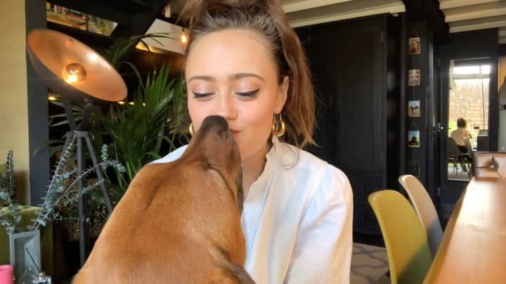 エラ・パーネルのインスタグラム：「When the pup wants kisses, the pup gets kisses. Even when it’s in the middle of a virtual press shoot.」