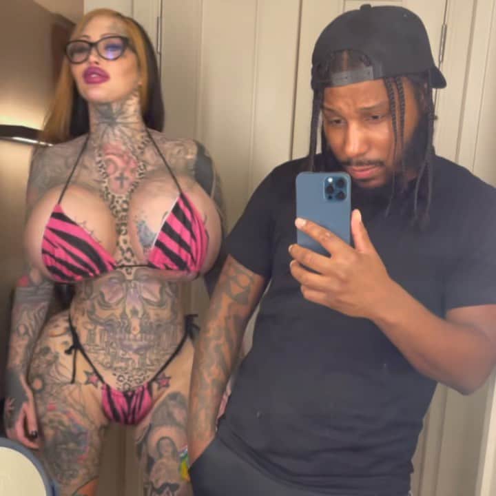 のインスタグラム：「So what do you guys think of her? I wanna see y’all comments 👀 @jimmy_smacks page is crazy right now 😂😂」